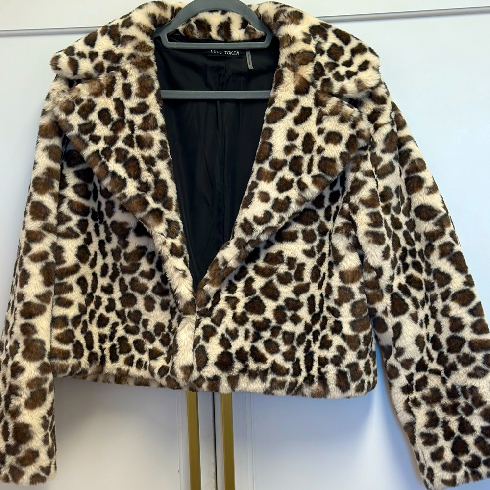 😍CROPPED FAUX FUR JACKET😍 NEVER WORN!